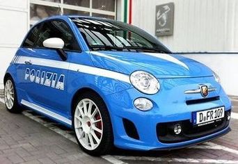 Fiat 500 оделся в полицейскую униформу
