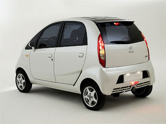 А индийская версия Tata Nano стоить в четыре раза дешевле американской!