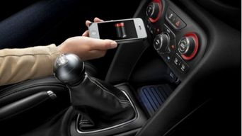 У флагмана Toyota появится беспроводная зарядка для мобильного телефона