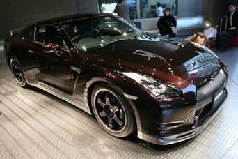 Эксклюзивные Nissan GT-R покрасят вручную