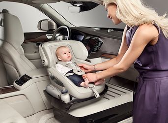 В Volvo XC90 появилось специальное детское кресло (Видео)