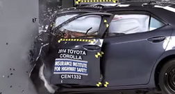 Toyota Corolla провалила краш-тест с деревом