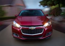 Седан Chevrolet Malibu читает SMS