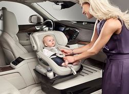 В Volvo XC90 появилось специальное детское кресло (Видео)