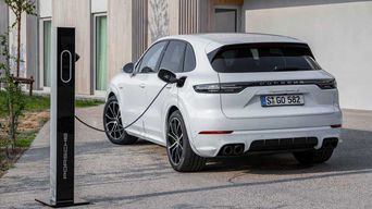 Porsche Cayenne получил гибридную версию